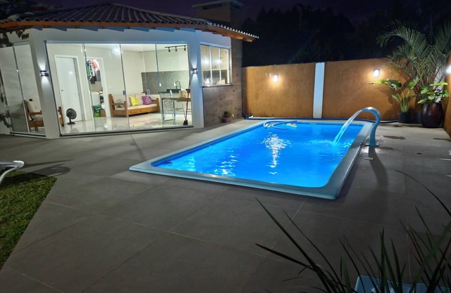 House with swimming pool, kiosk, air conditioning. Near the sea.