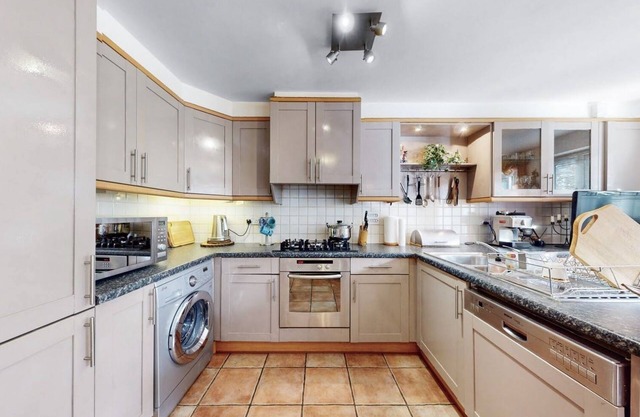 HOUSE WITHIN CENTRAL LONDON ZONE 2