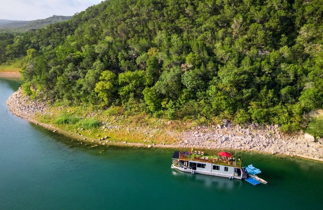 Houseboat-Yacht Nestled In A Lake Travis Cove