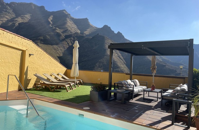 Houses with heated pool and jacuzzi, groups, families with pets and view