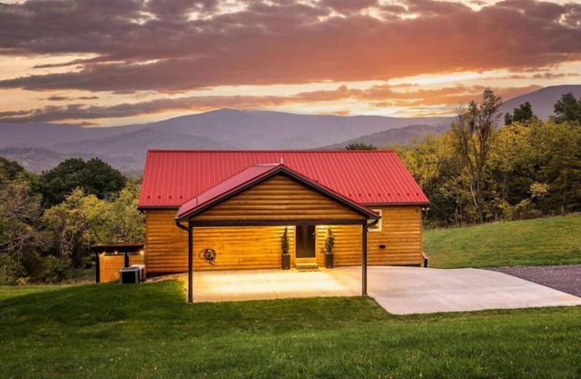 Howdy Cabin: Hot Tub, Stunning Views, EVSE, Wi-Fi