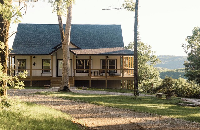Huckleberry Hollow, secluded home in the woods, wraparound porch, soaker tub!