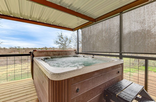Hudson Oaks Country Creekside Home: Hot Tub & Deck