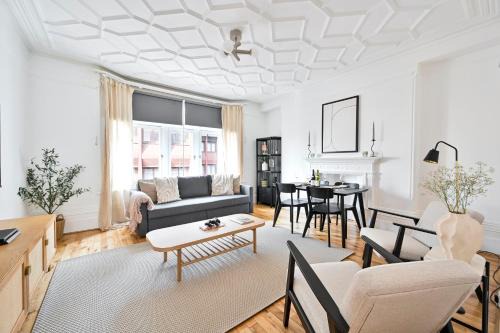 Huge 2 Bedrooms 3 Beds! Covent GDN 3 min to subway