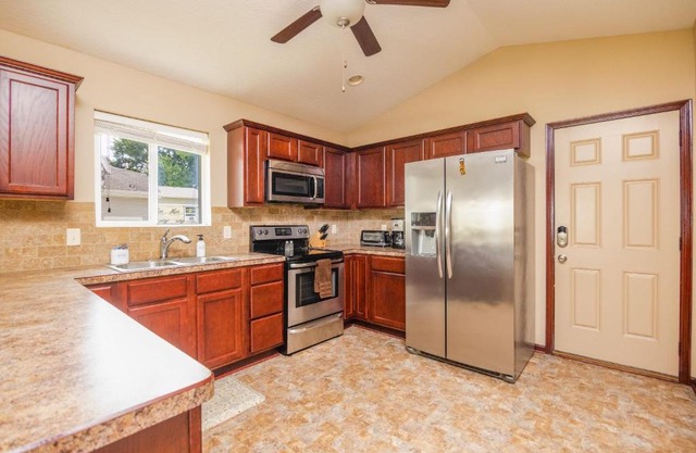 Huge 5 Bedroom Home with Deck & Garage