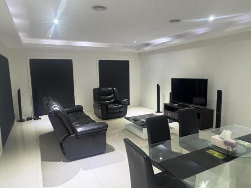 Huge 6 Bed House in Franklin ACT