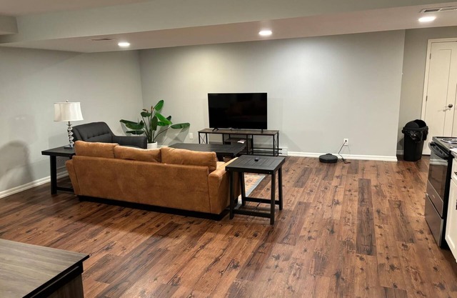 HUGE HOME 6bd/3ba/Fenced Yard: 16+ Guests ☆Kid & Pet-Friendly☆GRILL☆Pool Table☆