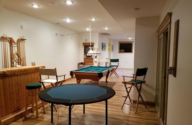 Huge Home, Beds For 16, Centrally Located, Between Both Town and State Parks