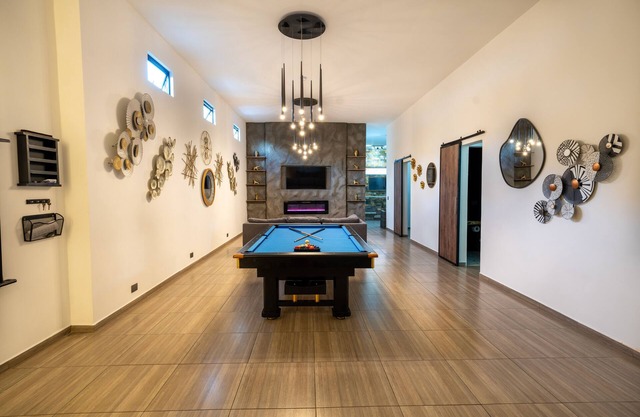 Huge Jacuzzi! 6-bedroom apartment one block from Park LLeras 6 private bathrooms
