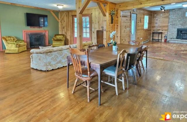Huge Log Cabin Style home, 1 Acre, pet friendly, fire pit, perfect for gathering