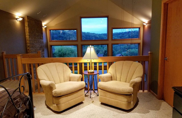 Huge Luxury 4-Bedroom Home! Stunning views! Walk-in Shower, Hot Tub, Fire Pit.