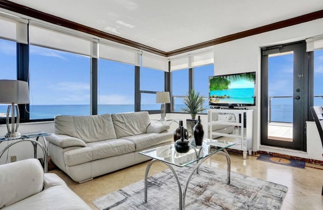 Huge Terrace Oceanfront Condo/Beach Service/1502