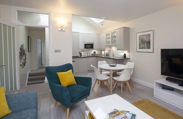 Hummingbird House - Contemporary, Central Mews House - with parking