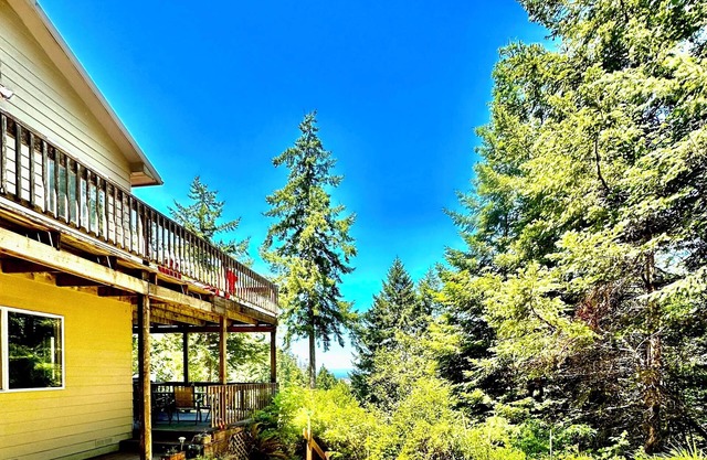 Hummingbird Vista! Scenic River and Ocean Views & Hot Tub - 4WD RQD