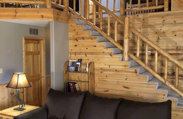 Hunter's Special: Lodge with Six Bedrooms + Loft. ATV Access to Rainbow Trail.
