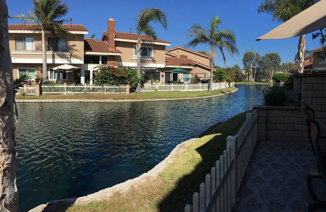 Huntington Beach Condo-Gated Community-Location-Walk to pier/shops/restaurants