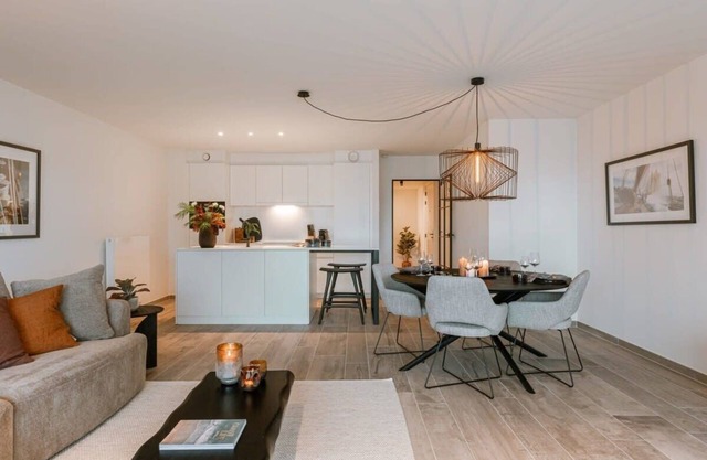 Huswell - Beautiful apartment overlooking the marina with parking