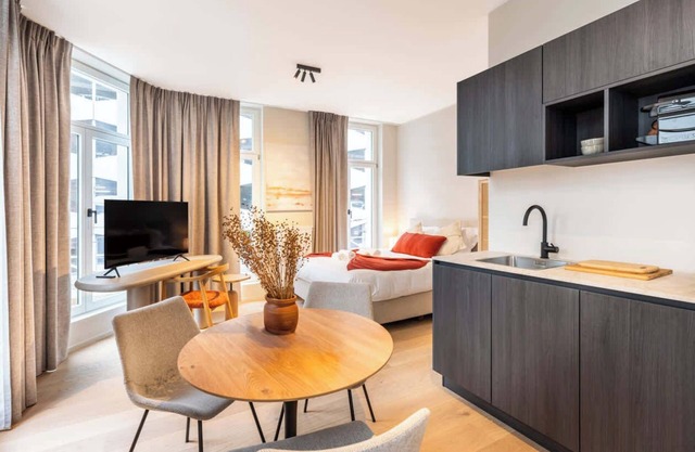 Huswell - Modern Studio with Views