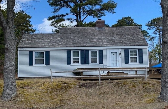 Hyannis Port Cottage with Ocean Views and Access to 3 Beautiful Ocean Beaches!