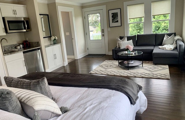 Hyde Park Studio - Perfect location!