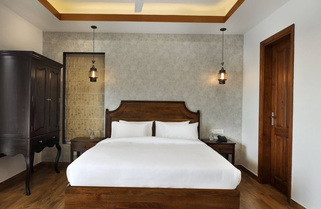 HYDEWEST INDIA Orchid King Gold Grande Studio w/Kitchenette
