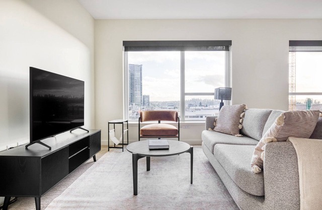 Ideal Bellevue 2BR w/Great Views & Gym, close to shopping, by Blueground