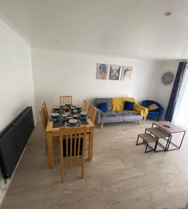 Ideal for Contractors & Relocators in Harlow Modern Spacious Home with Garden