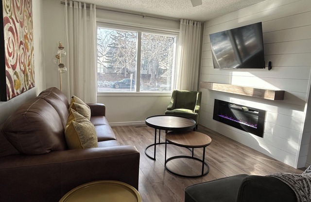 Ideal for Groups, Sleeps 18, King Bed, Large Deck, BBQ Grill