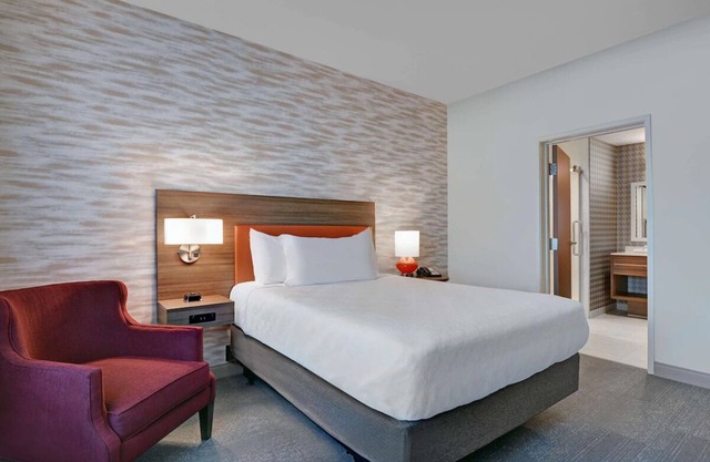 Ideal Location! 4 Spacious Units, Onsite Pool, Free Breakfast, Pets Allowed!