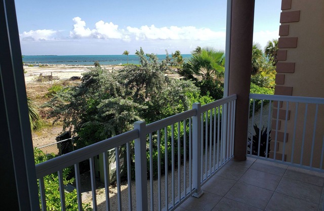 Ideal Mix of Comfort and Value! Outdoor Pool, Free Parking, Pets Allowed