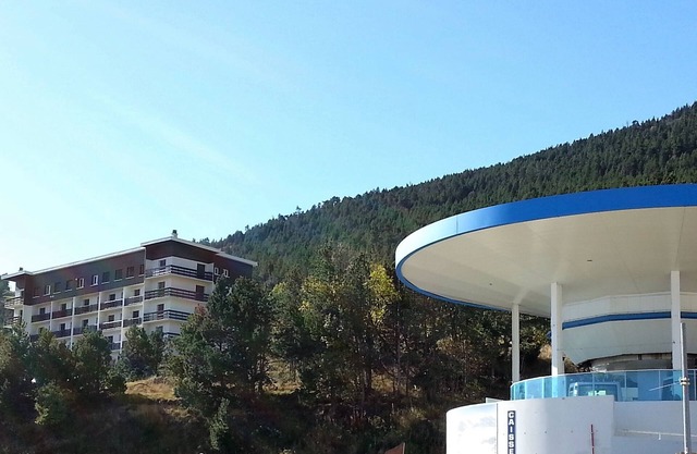 Ideally located 100 meters from the gondola: skiing in winter, mountain biking in summer.