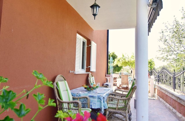 Idyllic apartment in Valizza-Umag surrounded by greenery, air-conditioned, WiFi