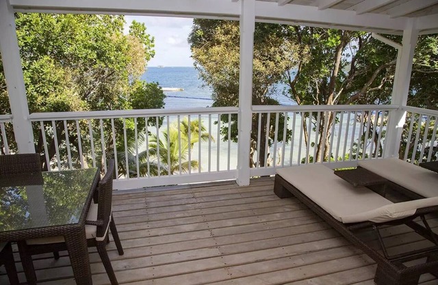 Idyllic Beachfront 2 Bedroom Hideaway