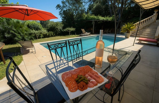 Idyllic getaway Bas de Villa : Studio private pool garden