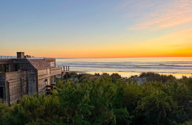 Idyllic Ocean-View Oasis with Rooftop Deck, Private Hot Tub - Steps to Shore
