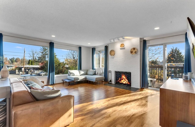 Idyllic Retreat Lakefront Home near SeaTac Airport