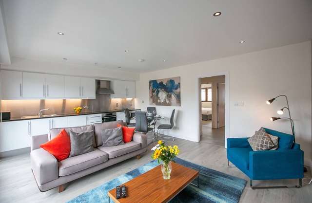 IFSC Spacious/Quiet/Central 2 bedroom apt - 15 mins to centre - sleeps 6