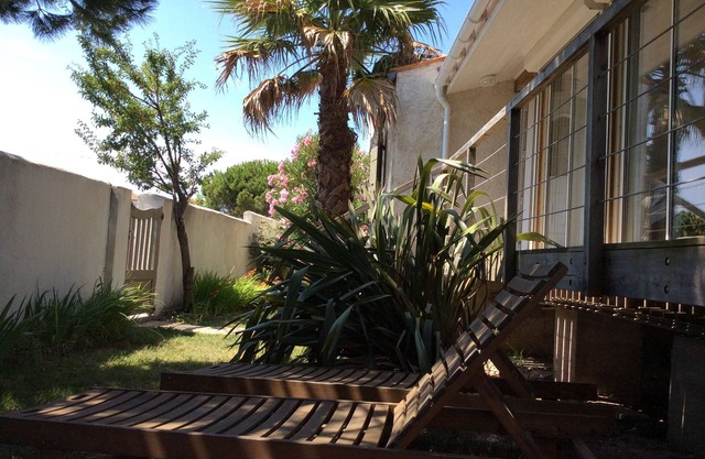 Ile d'Oleron house with garden near sea and shops