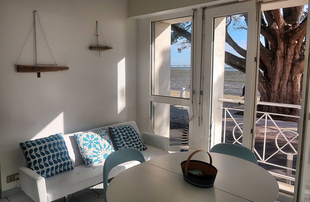 Ile d'Oleron, St Trojan les Bains, Apartment T2, facing the sea: