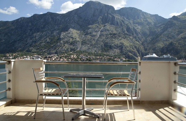Immaculate Apartment, Uninterrupted Stunning Bay Views , Private parking