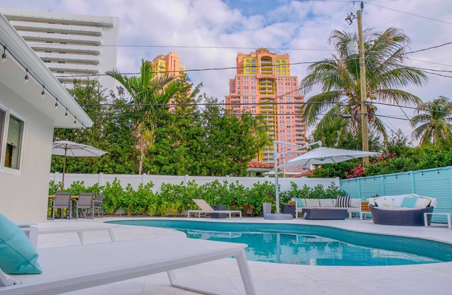 Immaculate Pool House - Only Two Blocks to the Beach!