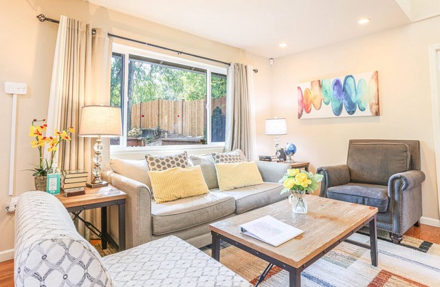 Immaculate Vista, a cozy home w/AC in Edmonds, WA