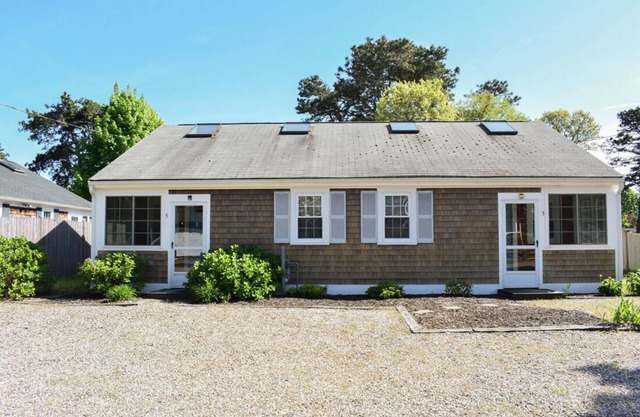 Immaculately clean 2 bedroom duplex less than .3 miles to Sea Street Beach