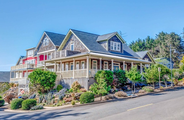 Impeccable Coastal Views and Décor, Private Hot Tub, Pet Friendly, Community Pool, Close to Outlets