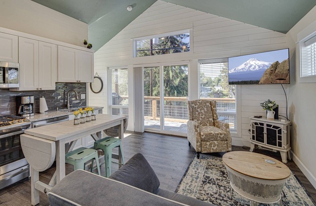 Impeccable Guest House, New Furnishing, Near Downtown. EV Charger, Dog Friendly, Deck, Enclosed Yard
