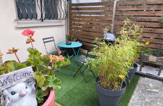In a quiet area close to the banks of the Marne, ideal accommodation for couples!
