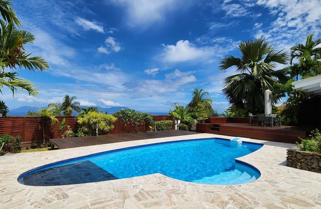 In a quiet, popular subdivision, villa with pool, view of Moorea, 5 bedrooms
