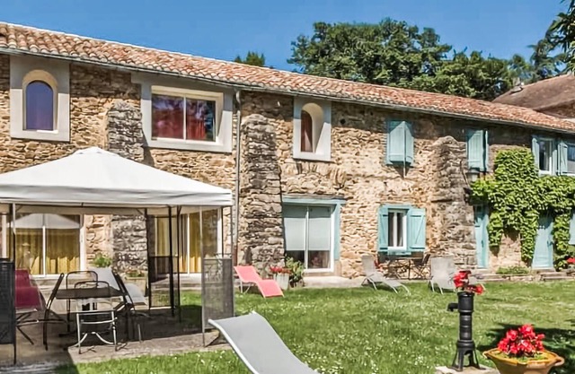 In beautiful countryside welcomes you charming cottage with pool access.