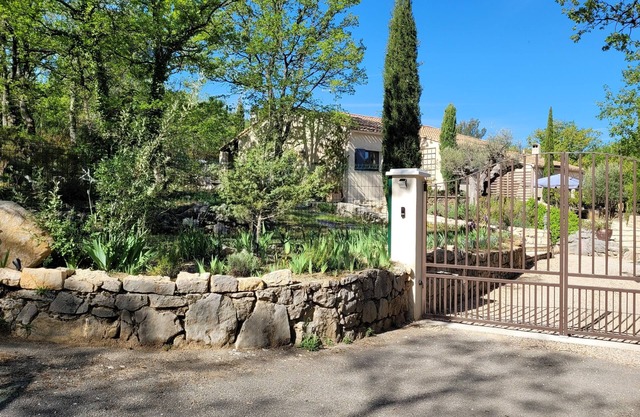 IN NATURE, BEAUTIFUL PROVENCE HOUSE WITH POOL