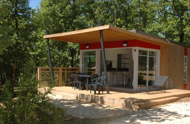 In Saint Cirq Lapopie, bright chalets with panoramic views, swimming pool